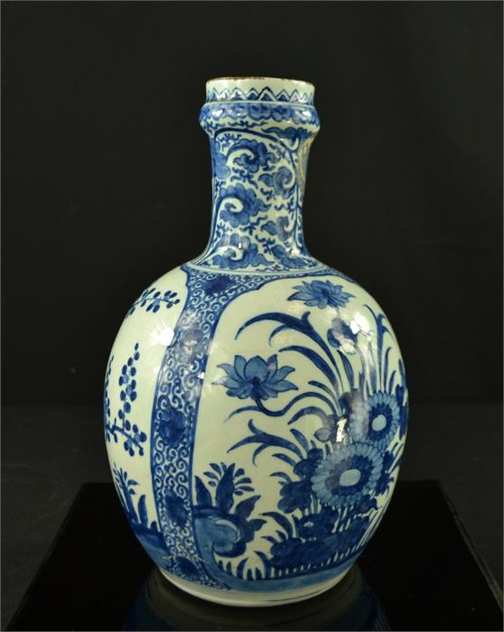 An early 19th century blue and white bottle vase, 26cm high. - Bild 2 aus 2