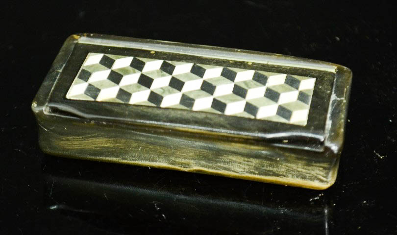A 19th century horn snuff box with tumbling block design inlaid to the lid, 77 by 37mm