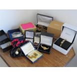 A quantity of costume jewellery, to include necklaces, Pinchbeck brooch, rings, earrings etc.