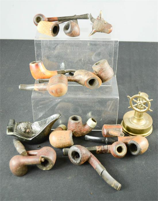 A group of various pipes, one in the form of a bulls head. - Bild 2 aus 2