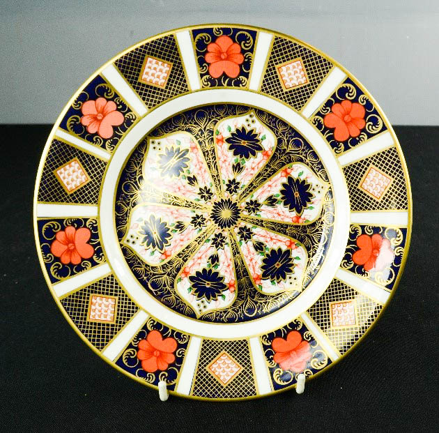 A Royal Crown Derby plate, Old Imari pattern,1128 XL, 22cm diameter.