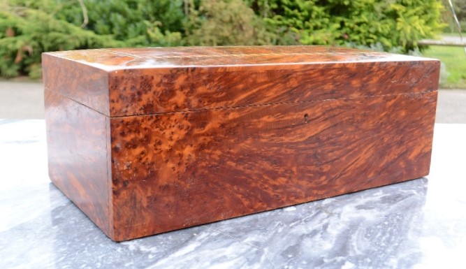 A burr yew wood cigar box, inlaid with boxwood stringing, 15 by 40 by 20cm.