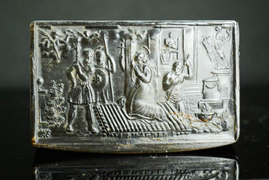 An 18th century horn box depicting St Agnes, 78 by 49mm. - Image 3 of 3