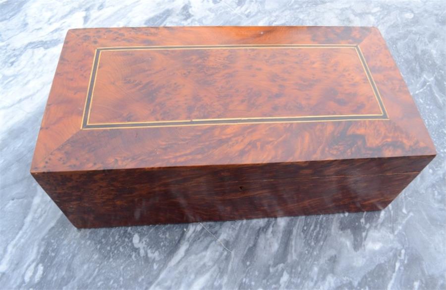A burr yew wood cigar box, inlaid with boxwood stringing, 15 by 40 by 20cm. - Bild 2 aus 4