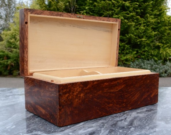 A burr yew wood cigar box, inlaid with boxwood stringing, 15 by 40 by 20cm. - Bild 4 aus 4