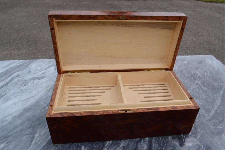 A burr yew wood cigar box, inlaid with boxwood stringing, 15 by 40 by 20cm. - Bild 3 aus 4