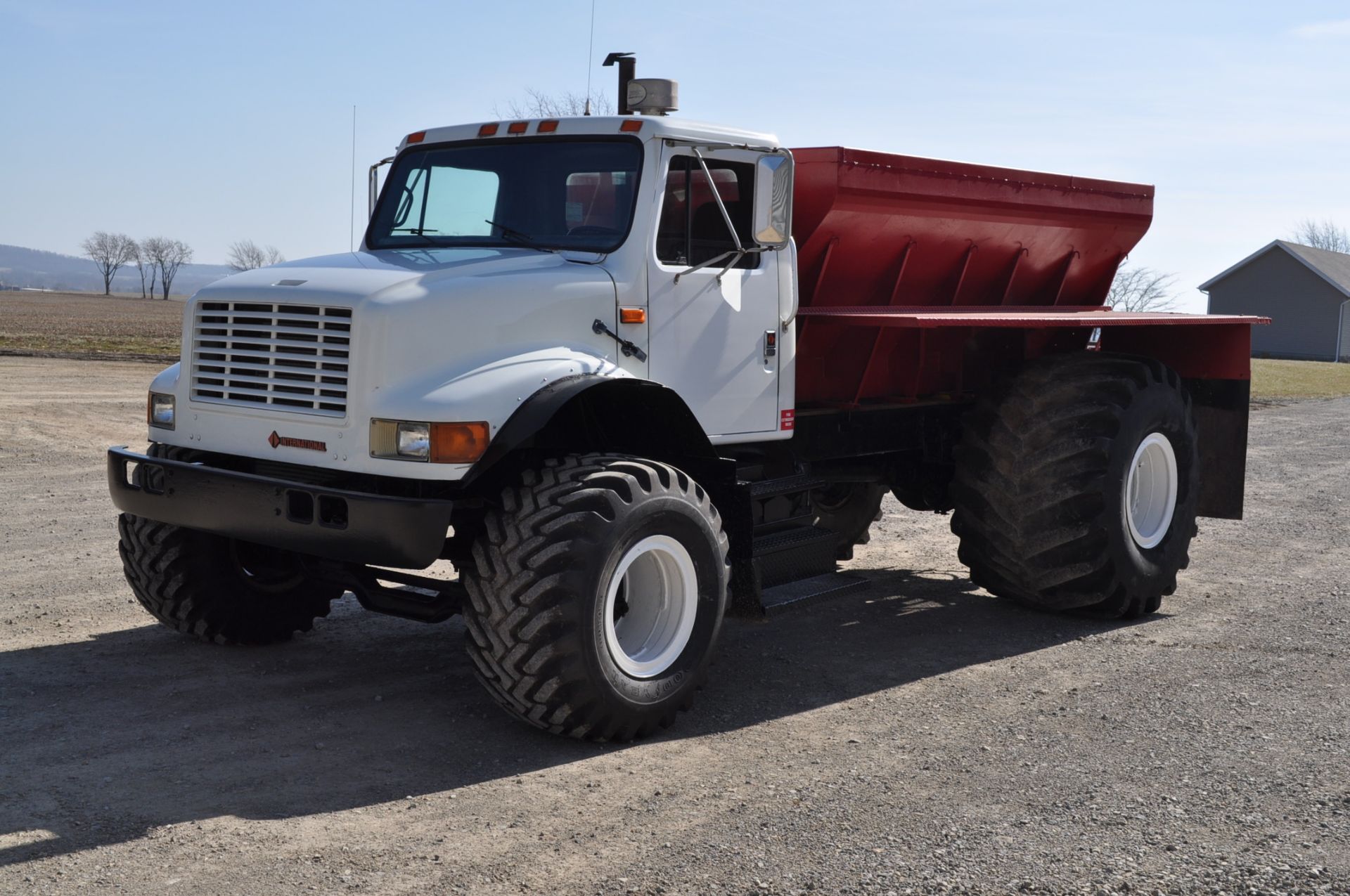 1994 IH 4900 spreader truck, Doyle bed, DT466, 5+2 trans, full floatation tires