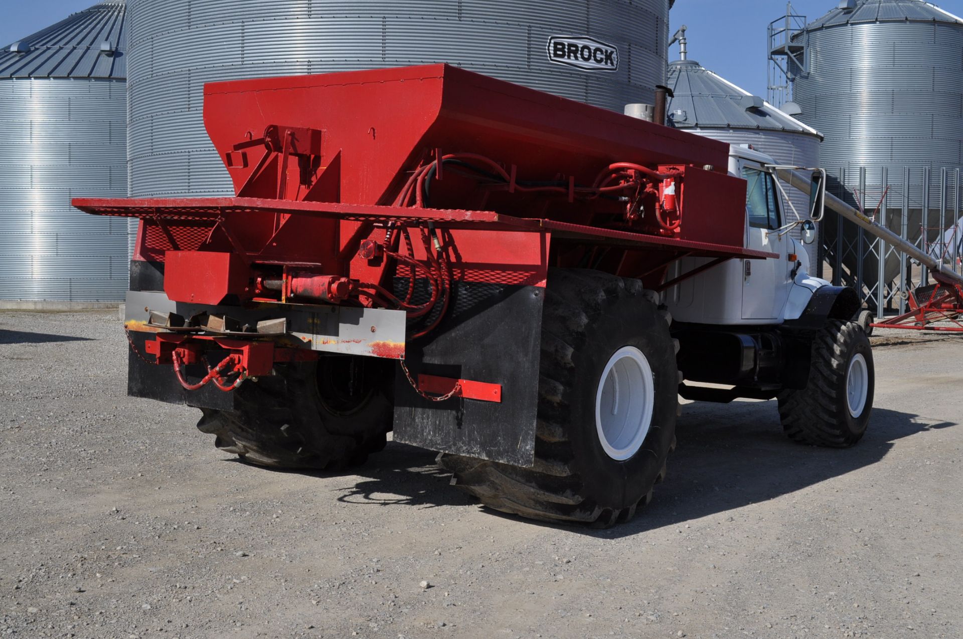 1994 IH 4900 spreader truck, Doyle bed, DT466, 5+2 trans, full floatation tires - Image 5 of 27