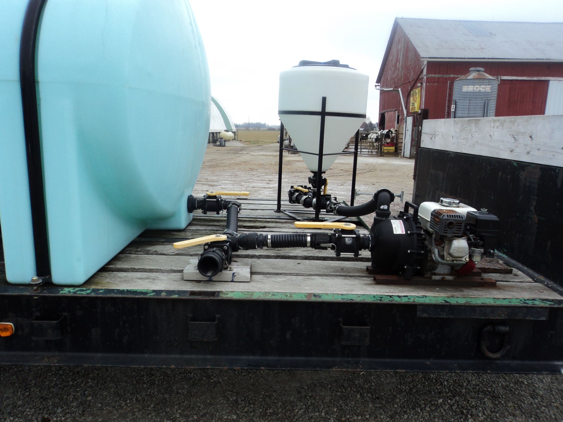 1969 Freuhauf stepdeck trailer, 25' deck, 7' neck, with 2350 gal leg tank, honda pump, chemical - Image 5 of 10