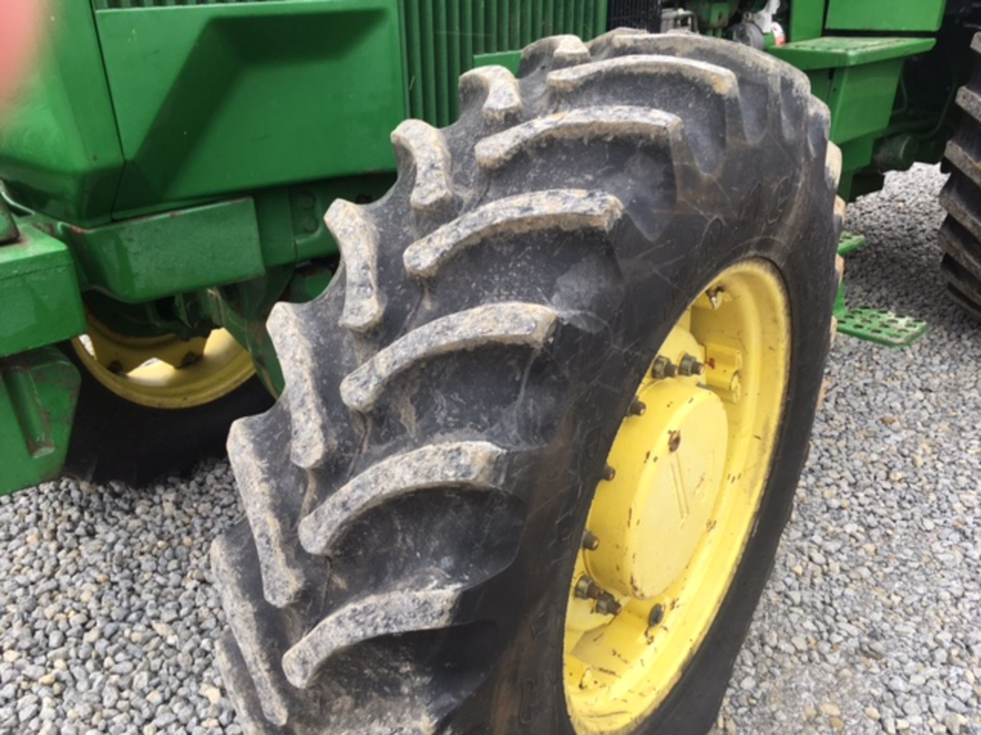 John Deere 4555 Tractor, MFWD, weights, duals, 15 speed powershift, 3pt., 3 hyd. remotes, big 1000 - Image 2 of 13