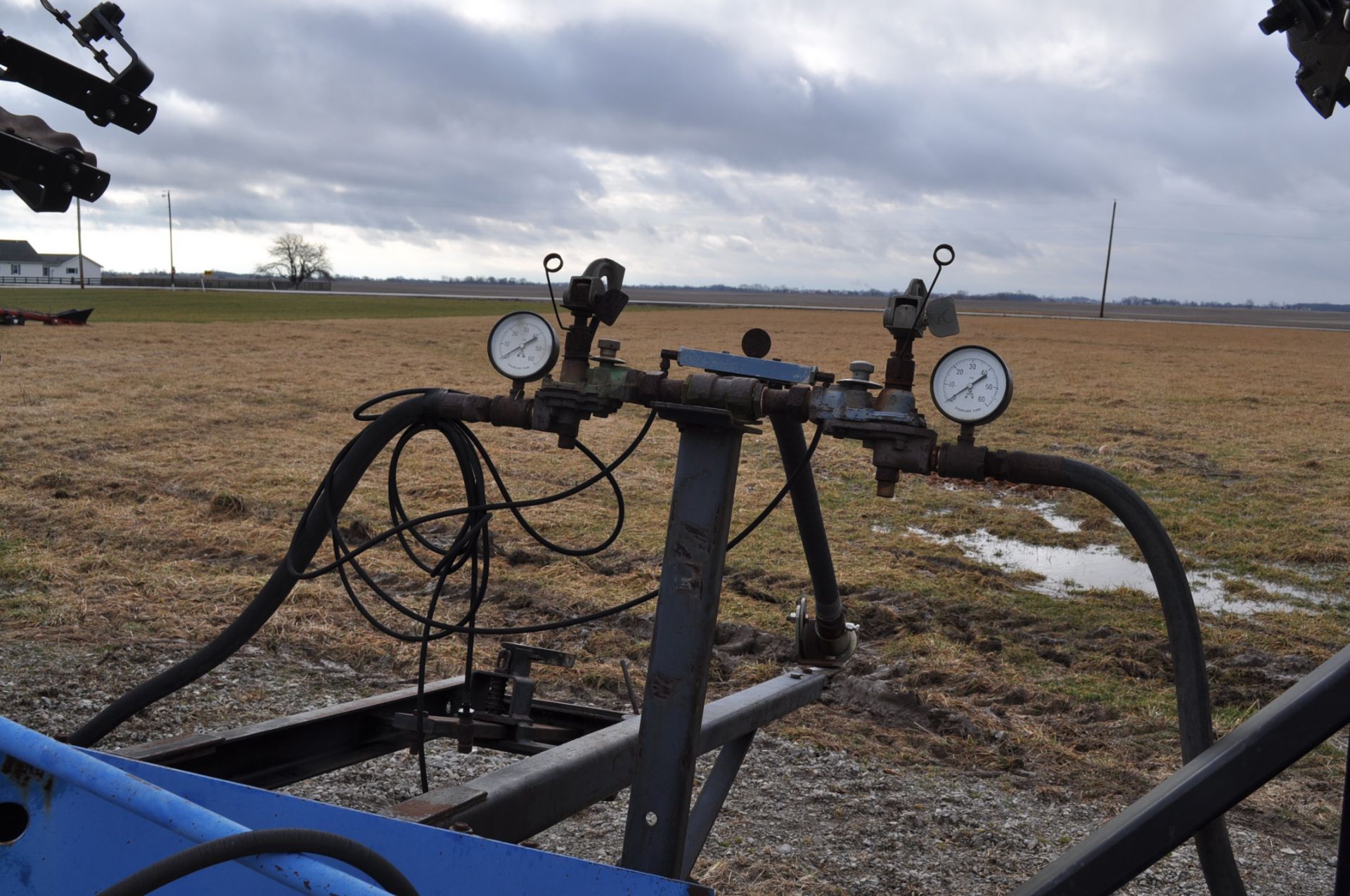 12 Row x 30" DMI stip till bar, yetter coulters, Blu-Jet edge bent shanks, Blu-Jet floating hillers - Image 13 of 13