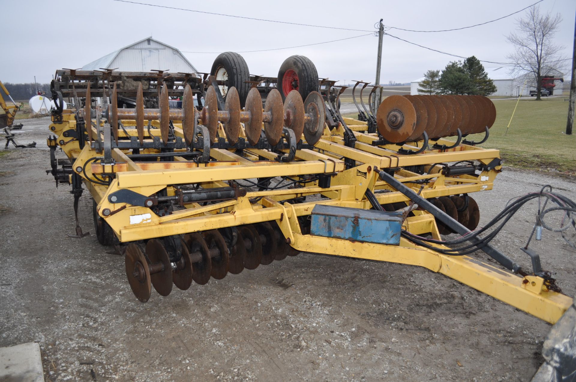 30' Landoll Tilloll flat fold soil finisher, 20" front disc, spring shank, chopping reel, 3 bar - Image 6 of 15