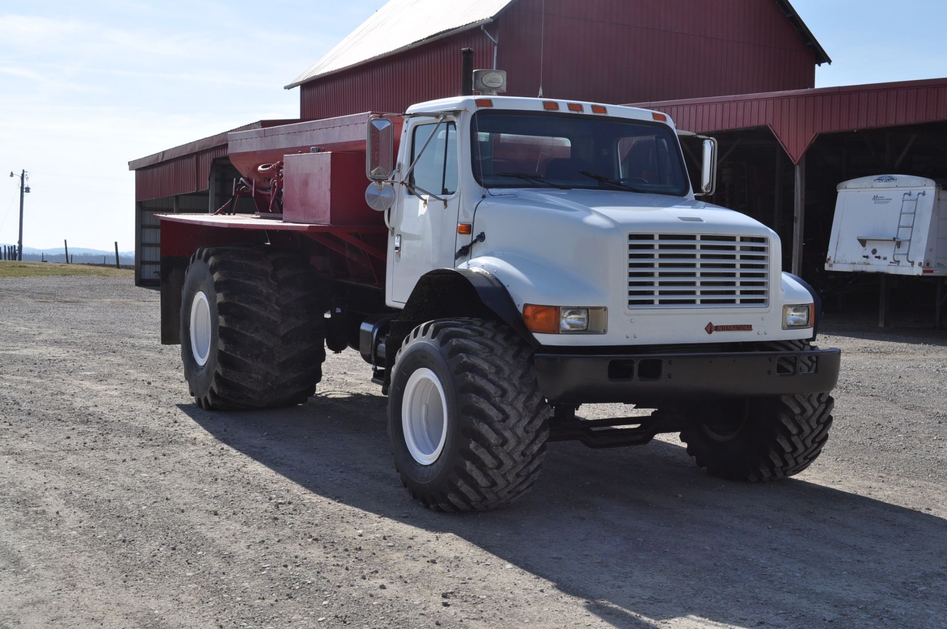 1994 IH 4900 spreader truck, Doyle bed, DT466, 5+2 trans, full floatation tires - Image 7 of 27