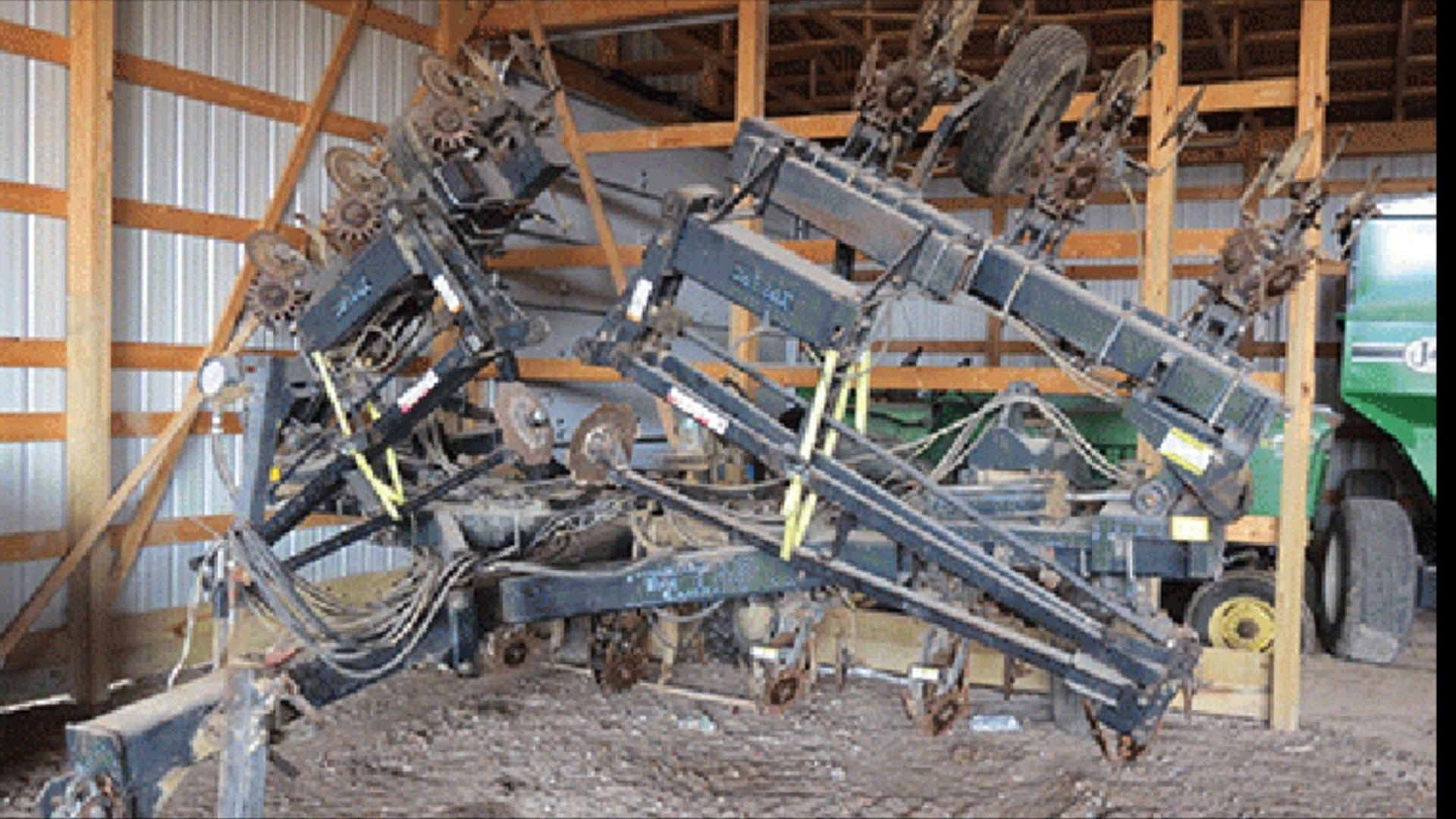 Yetter 12 row x 30 in. strip till, pull type, hyd. fold, Maverick units, yetter  markers