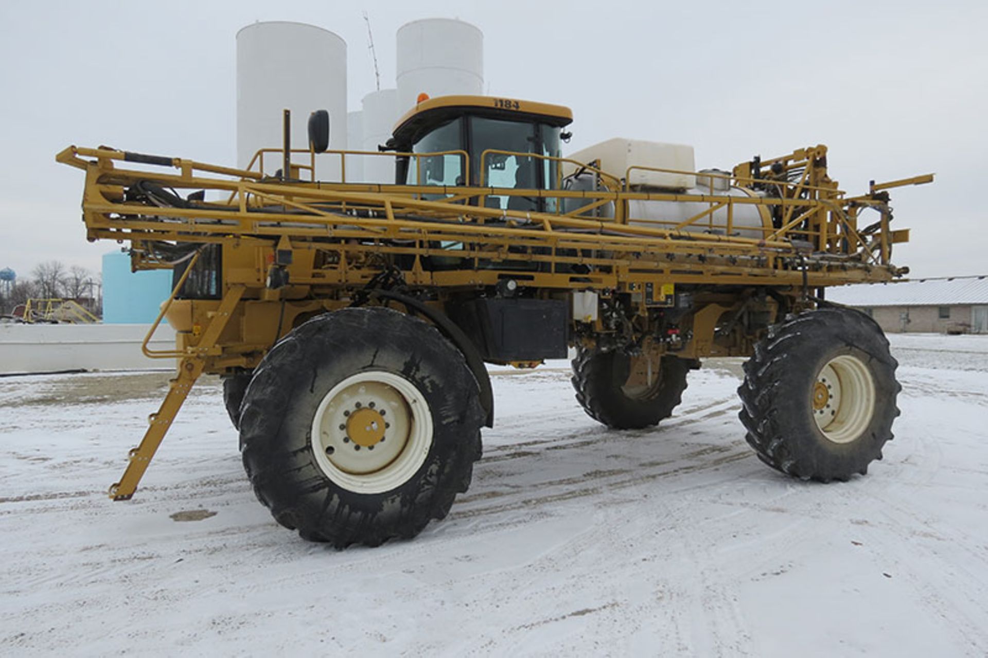 2010 Rogator 1184 sprayer, 3839 hrs, 1100 gal SS tank, 100' booms, SS tube with 3 way nozzel on