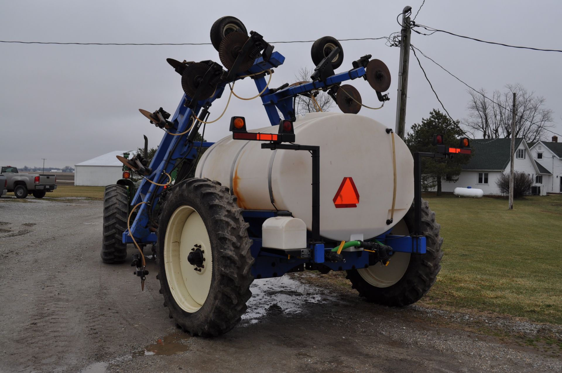 DMI 28% applicator, 1400 gal poly tank, 15 coulters with injectors, John Blue ground drive pump with - Image 14 of 18