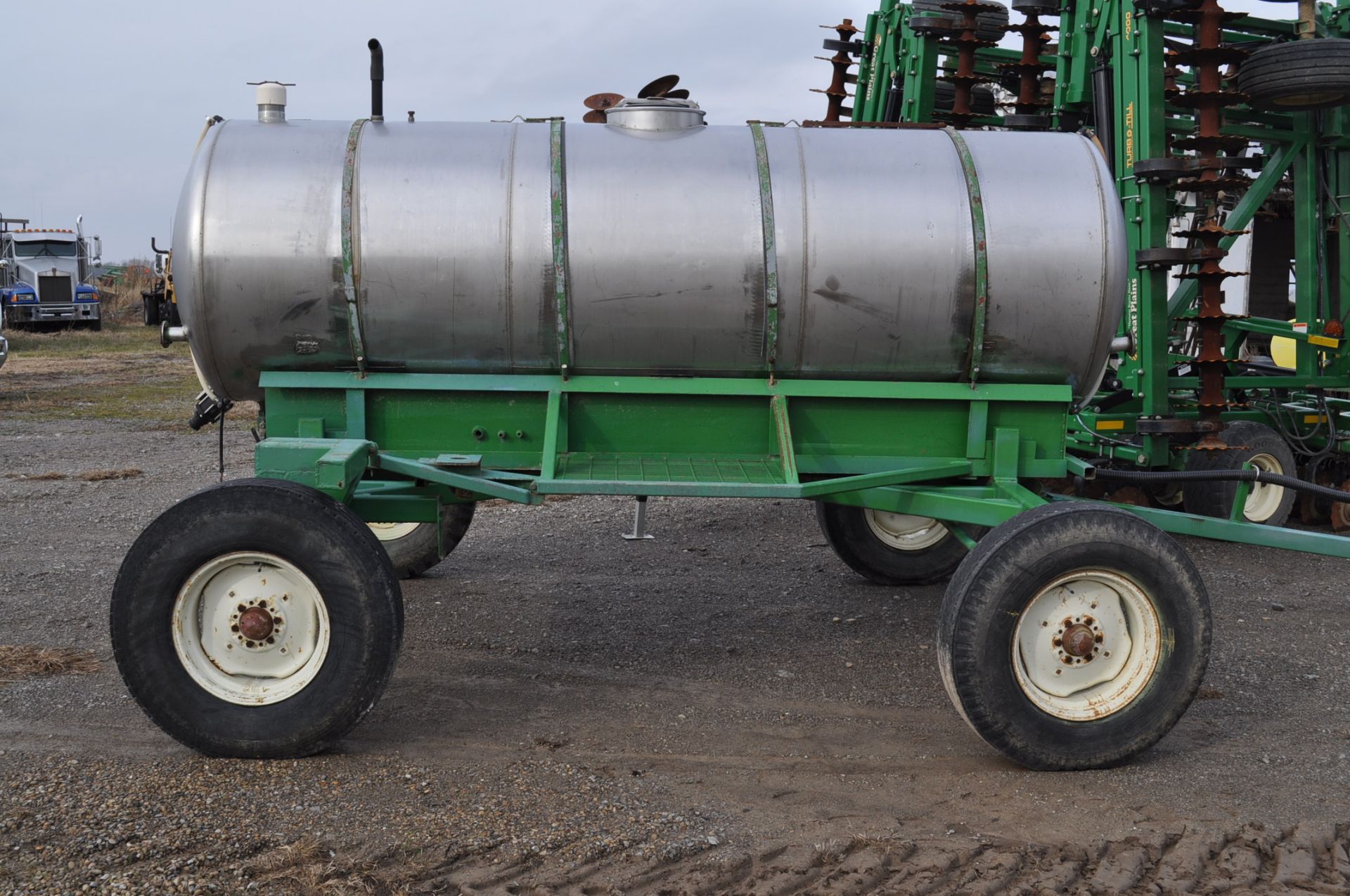 1200 gallon SS tank of running gear, 10' axle, 9.00-20 tires, front steering, extentable tounge, 9. - Image 4 of 8