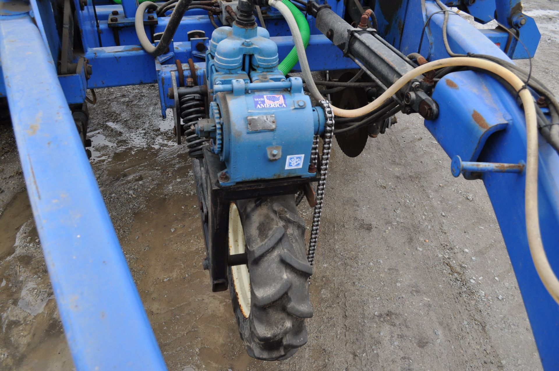 DMI 28% applicator, 1400 gal poly tank, 15 coulters with injectors, John Blue ground drive pump with - Image 4 of 18