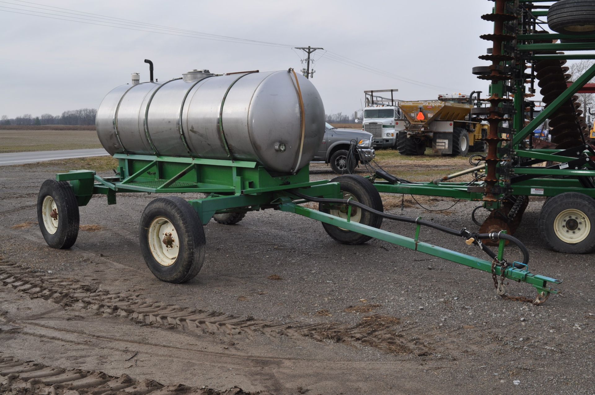 1200 gallon SS tank of running gear, 10' axle, 9.00-20 tires, front steering, extentable tounge, 9.