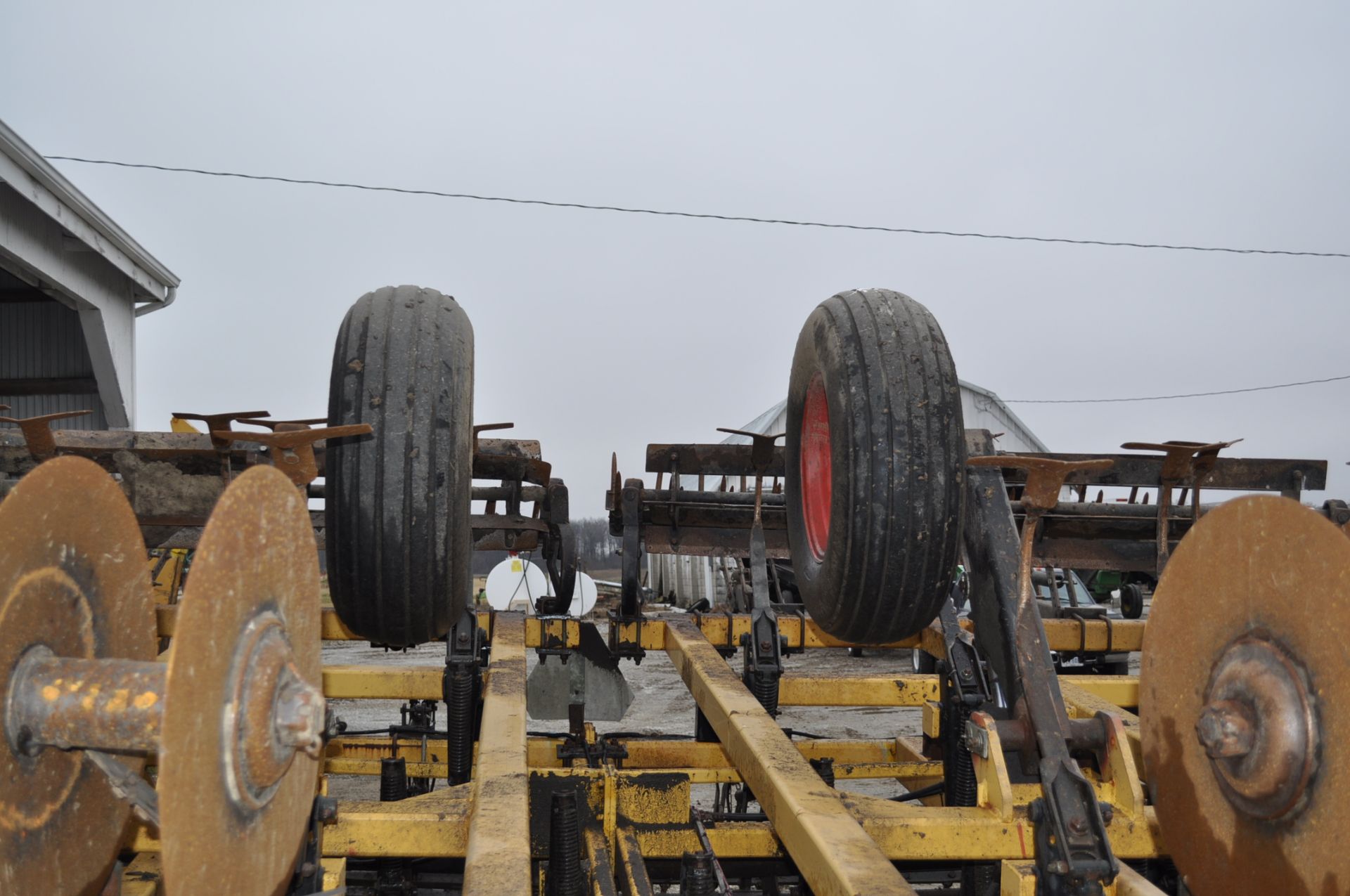 30' Landoll Tilloll flat fold soil finisher, 20" front disc, spring shank, chopping reel, 3 bar - Image 11 of 15