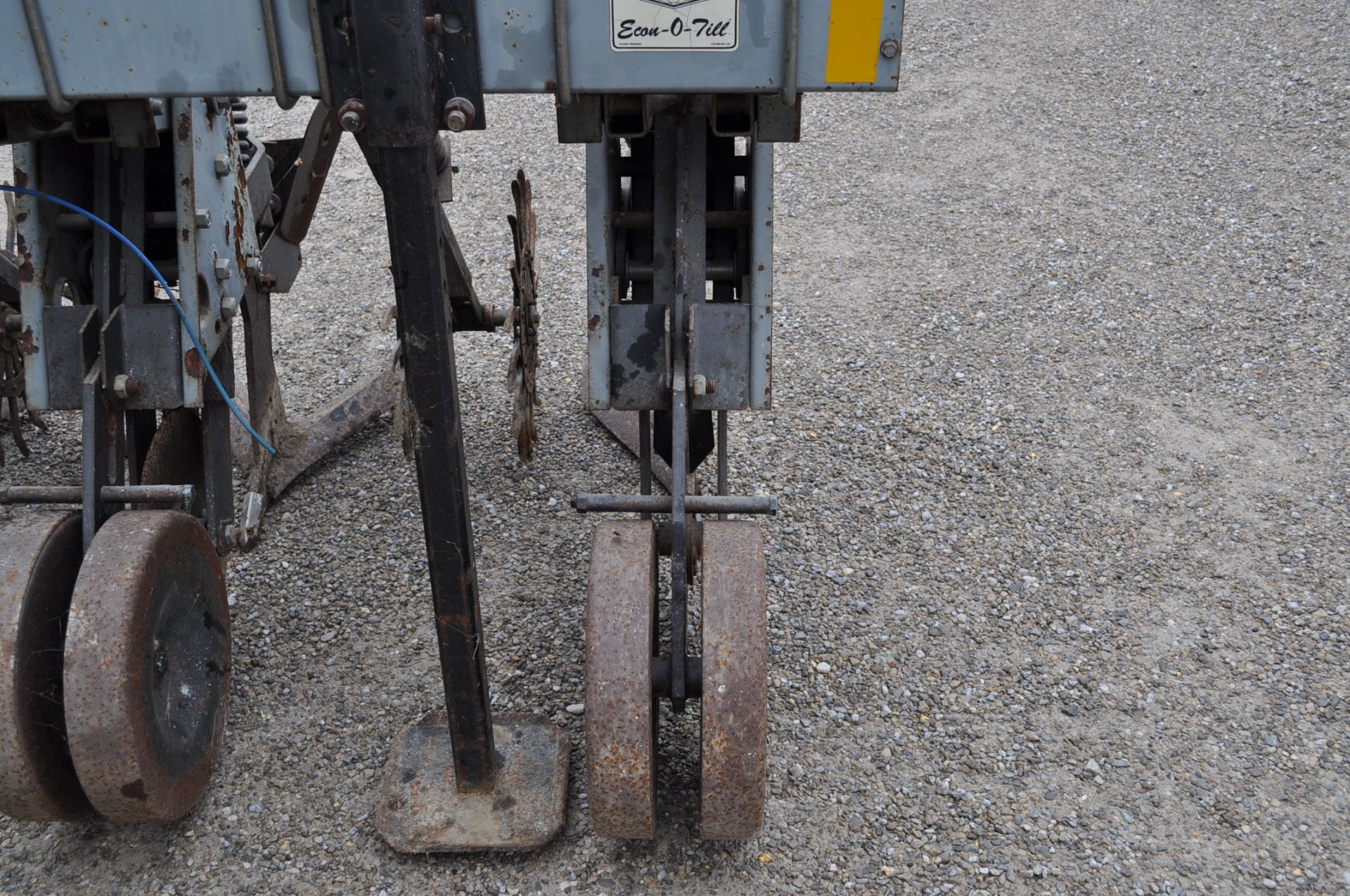 1994 Hiniker Econ-O-till no till row crop cultivator/ridge tiller, 6 row, 3 point hitch, paralell - Image 8 of 11