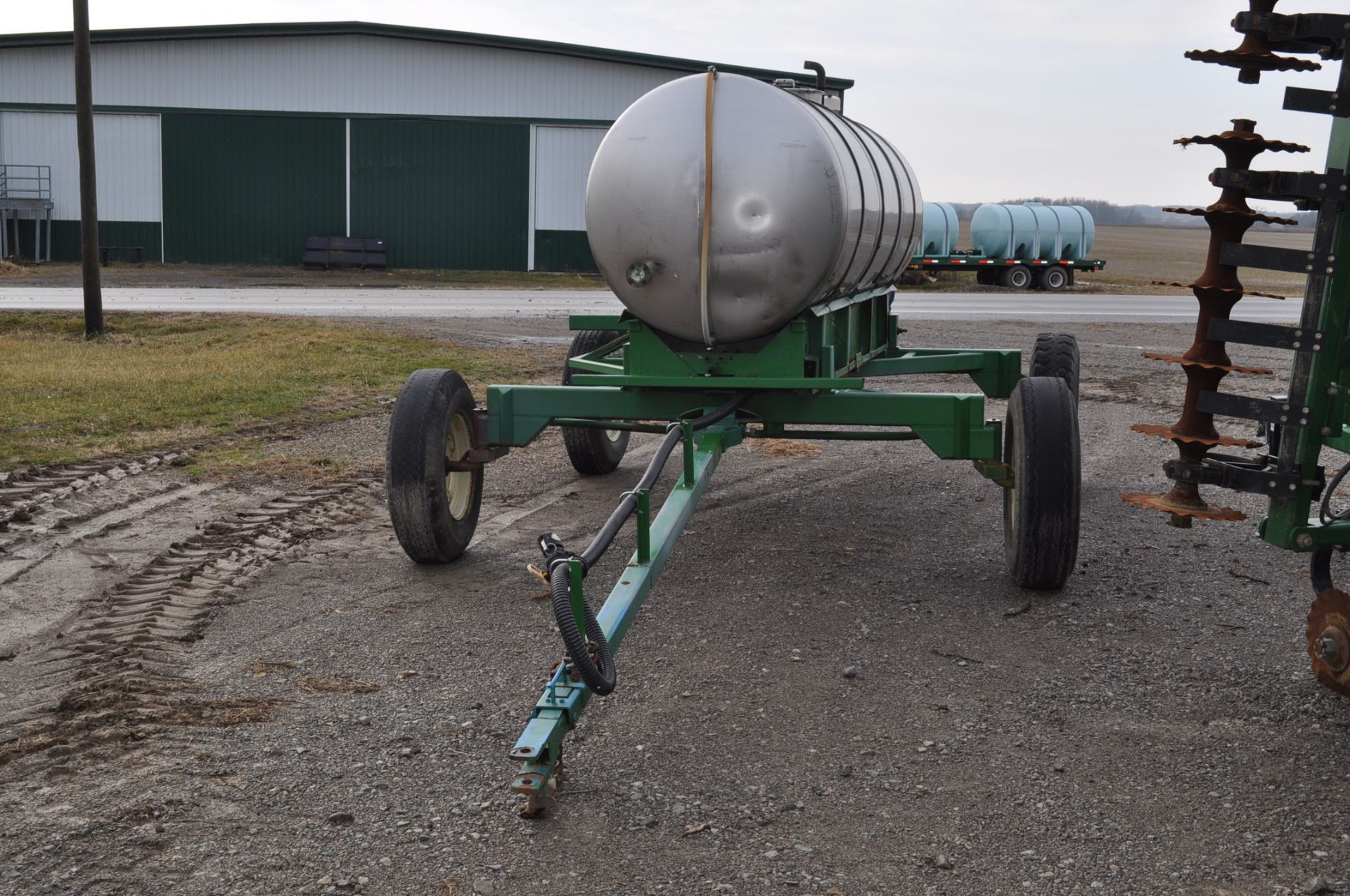 1200 gallon SS tank of running gear, 10' axle, 9.00-20 tires, front steering, extentable tounge, 9. - Image 2 of 8