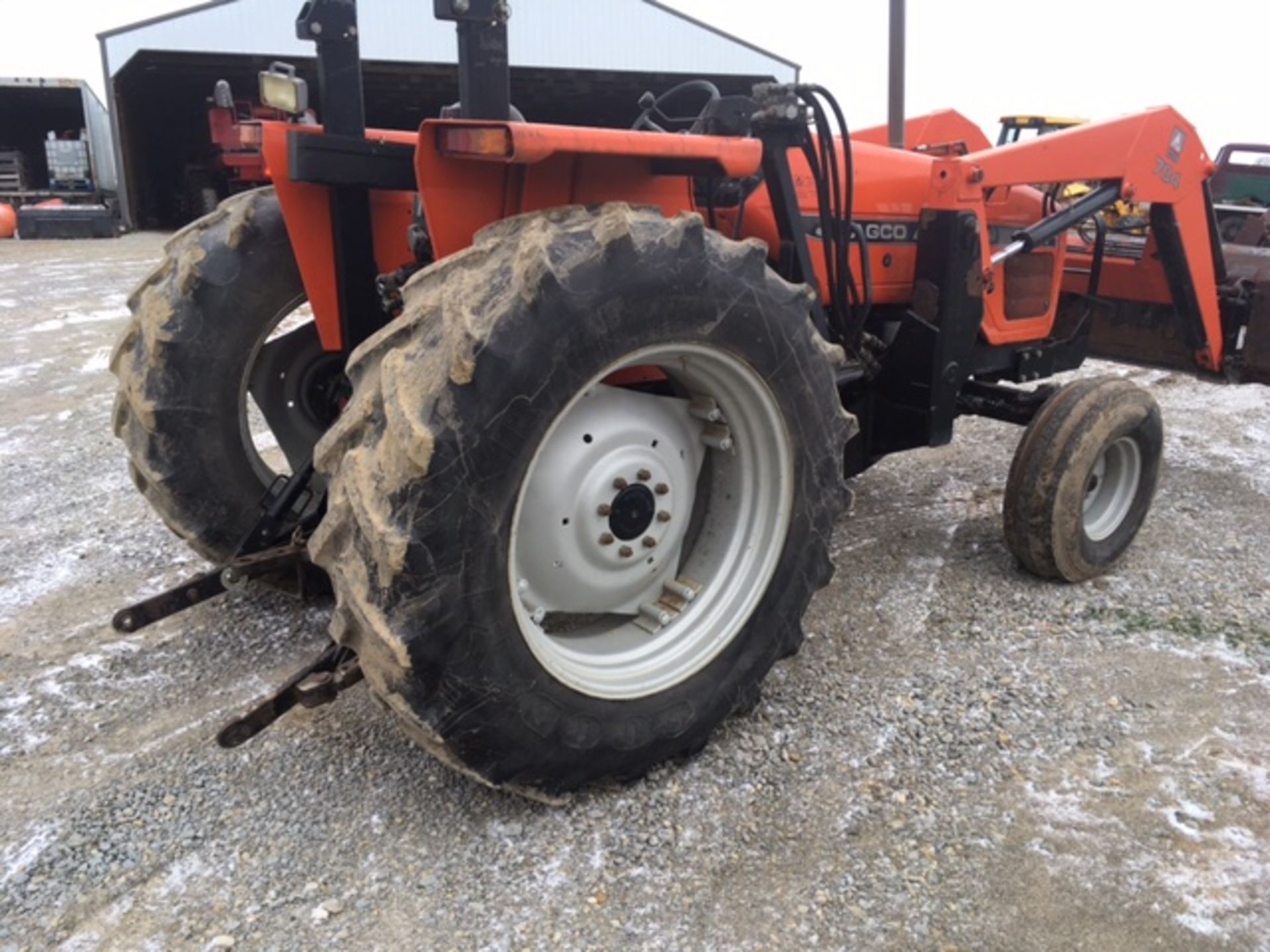 Agco Allis 8745 Tractor w/ Agco 784 Loader, 6’ bucket and bale spear, ROPS, shuttle shift, 3pt., 2 - Bild 7 aus 9