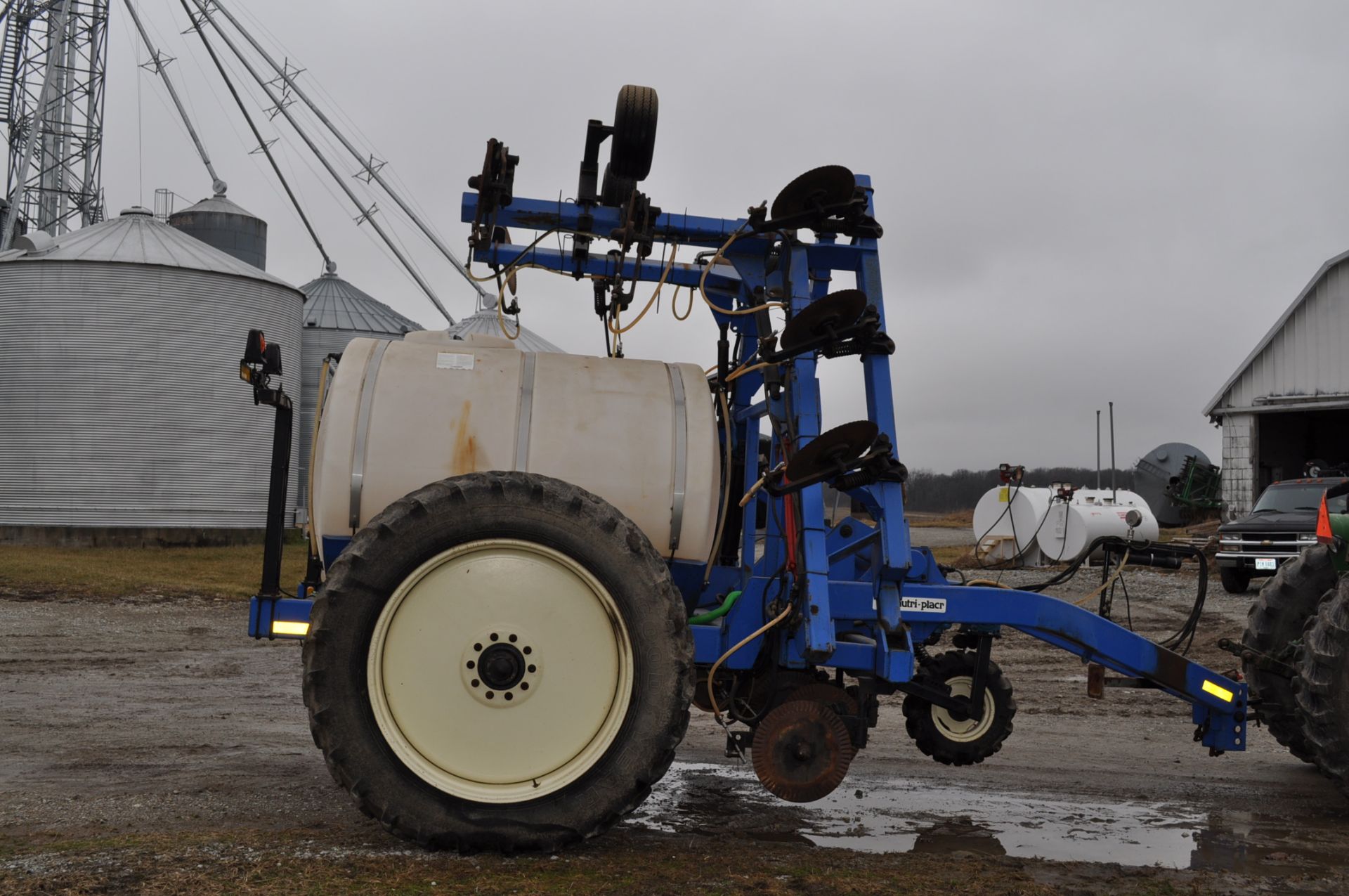 DMI 28% applicator, 1400 gal poly tank, 15 coulters with injectors, John Blue ground drive pump with - Image 17 of 18