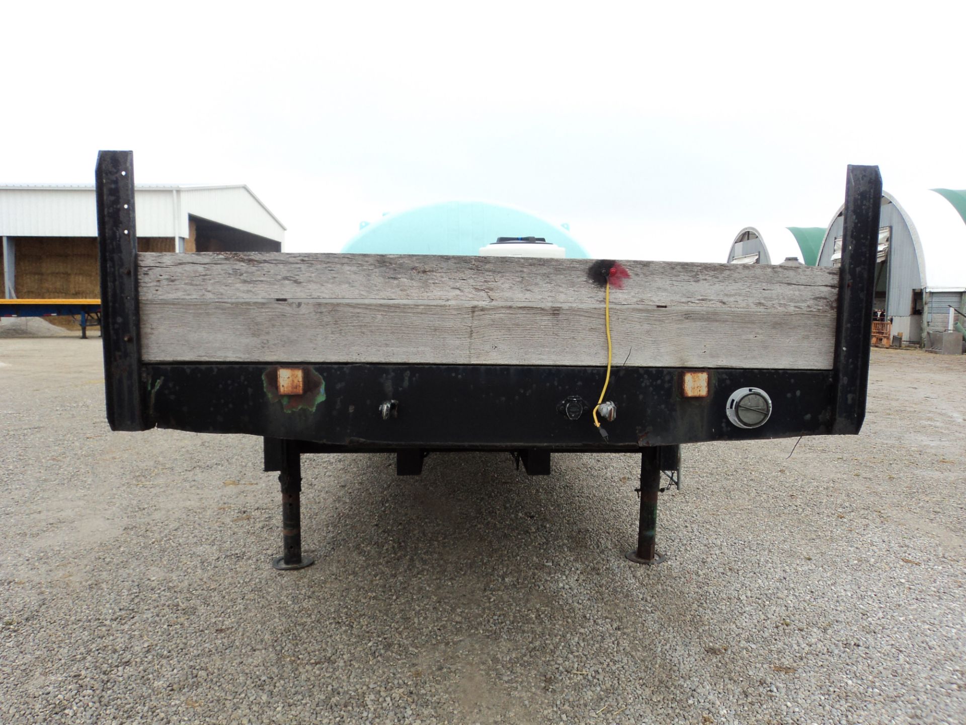 1969 Freuhauf stepdeck trailer, 25' deck, 7' neck, with 2350 gal leg tank, honda pump, chemical - Image 4 of 10