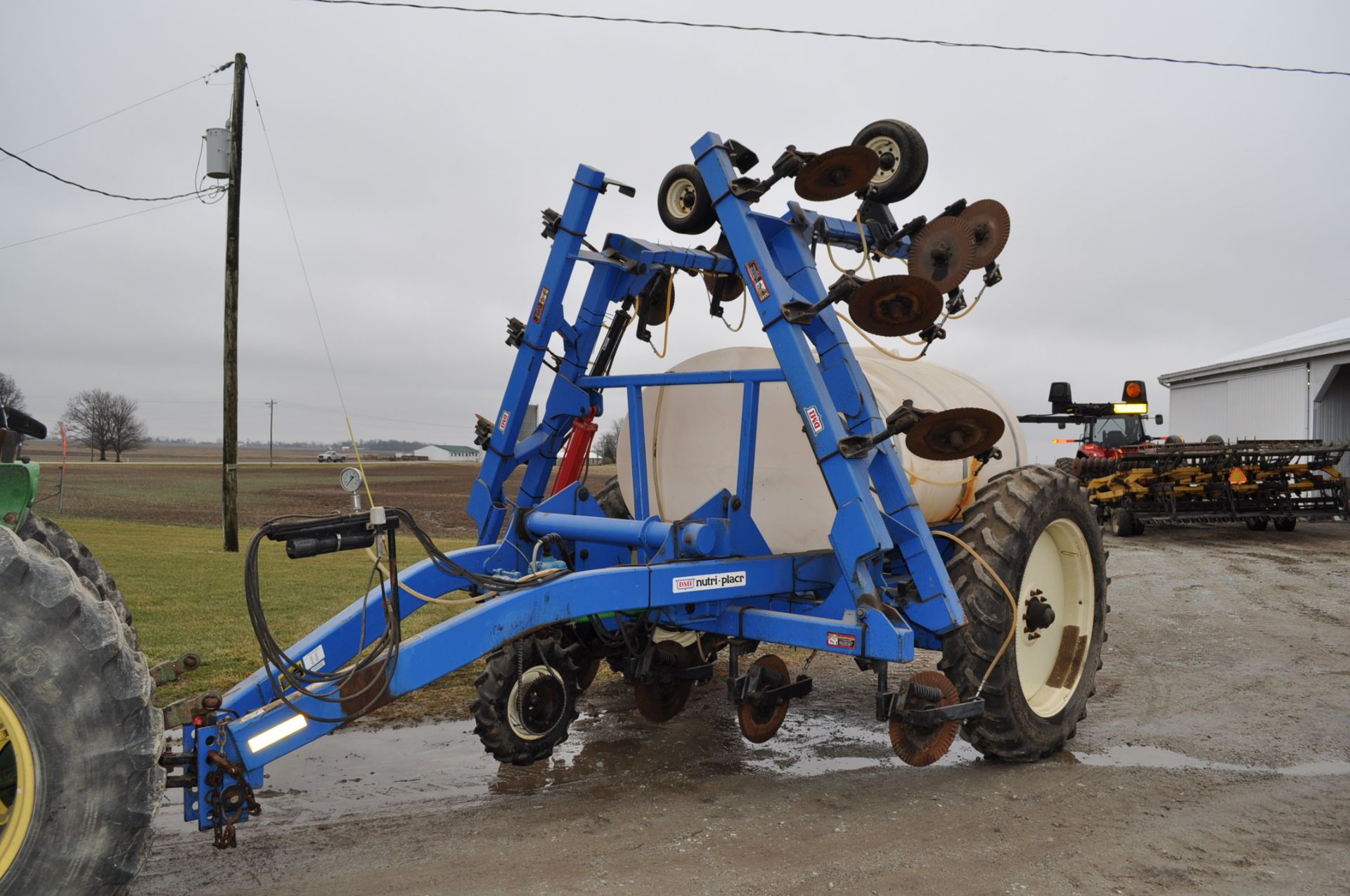 DMI 28% applicator, 1400 gal poly tank, 15 coulters with injectors, John Blue ground drive pump with