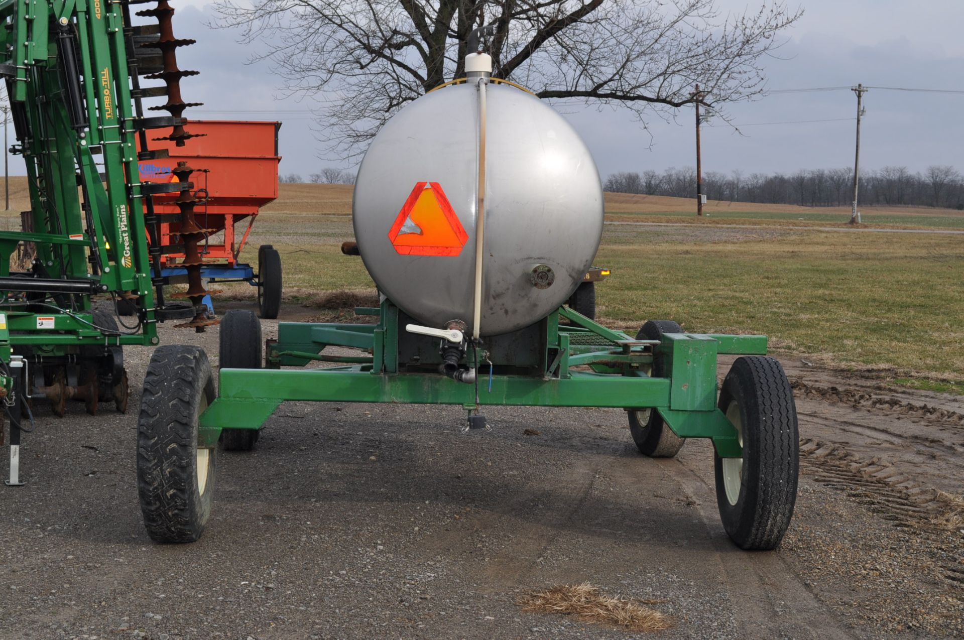 1200 gallon SS tank of running gear, 10' axle, 9.00-20 tires, front steering, extentable tounge, 9. - Image 6 of 8