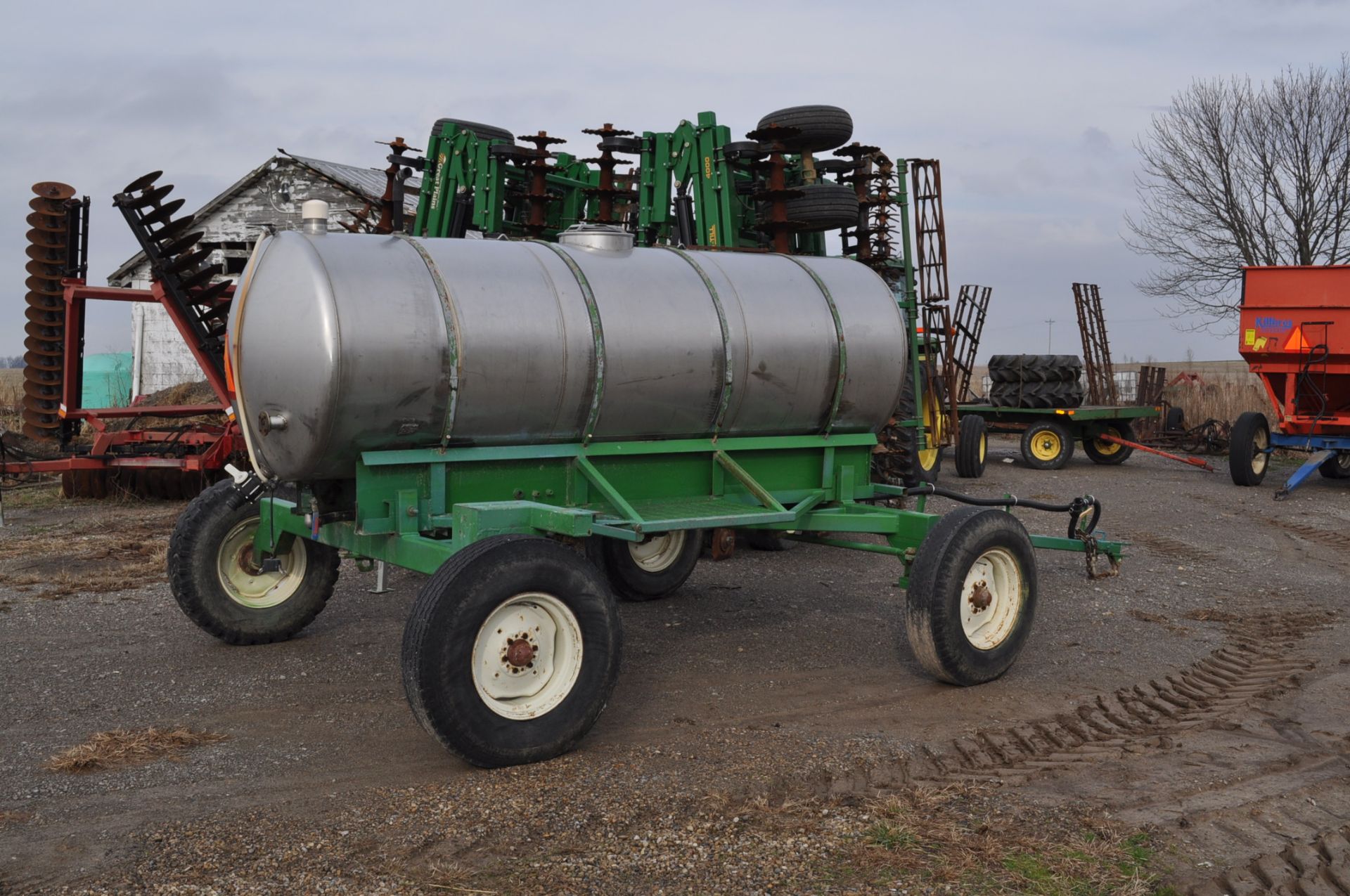 1200 gallon SS tank of running gear, 10' axle, 9.00-20 tires, front steering, extentable tounge, 9. - Image 5 of 8