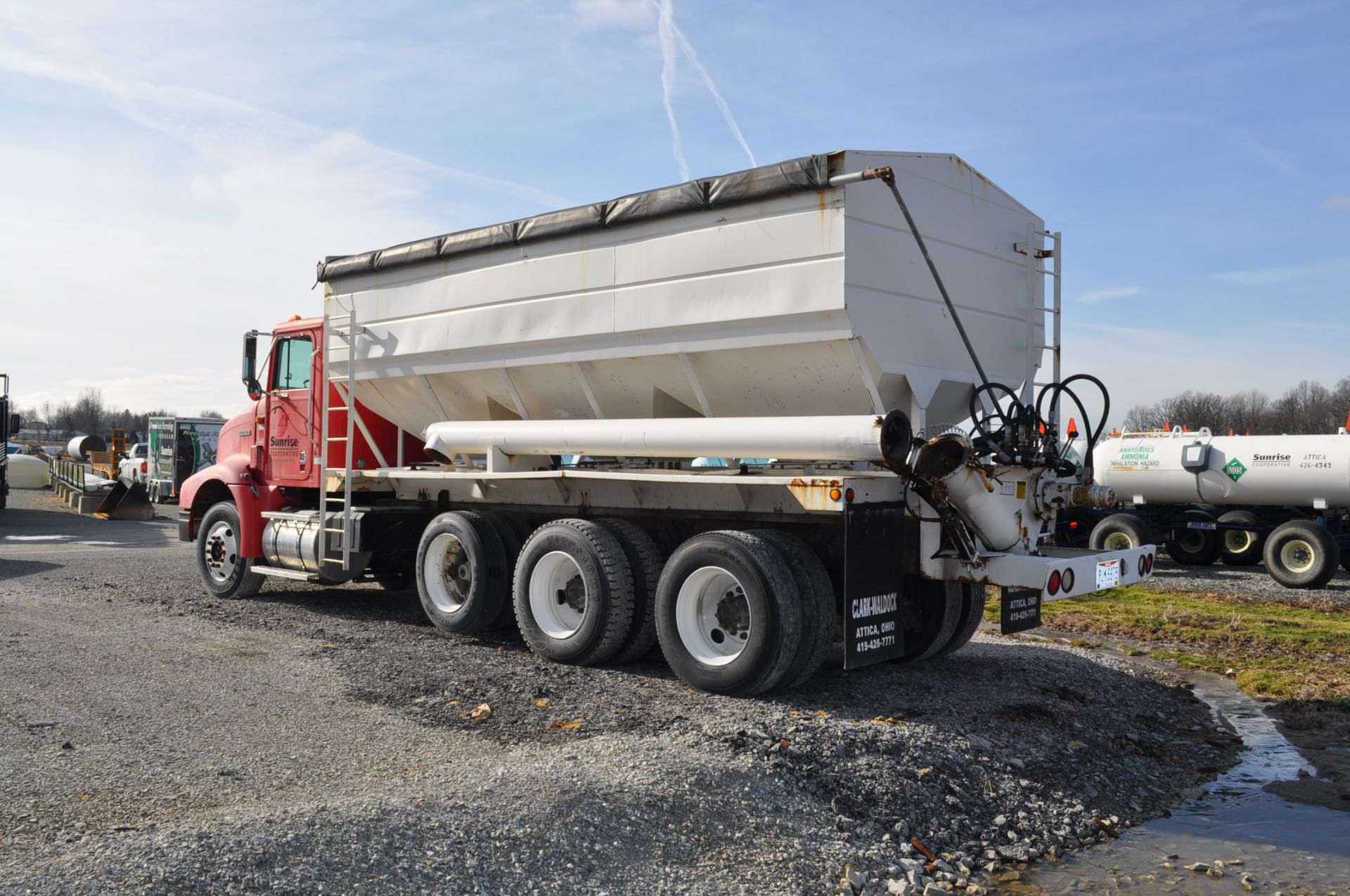 1998 International 9100 w/ Ray-Man 18-ton 3-compartment fertilizer bed, side discharge, 32,000 - Image 3 of 19