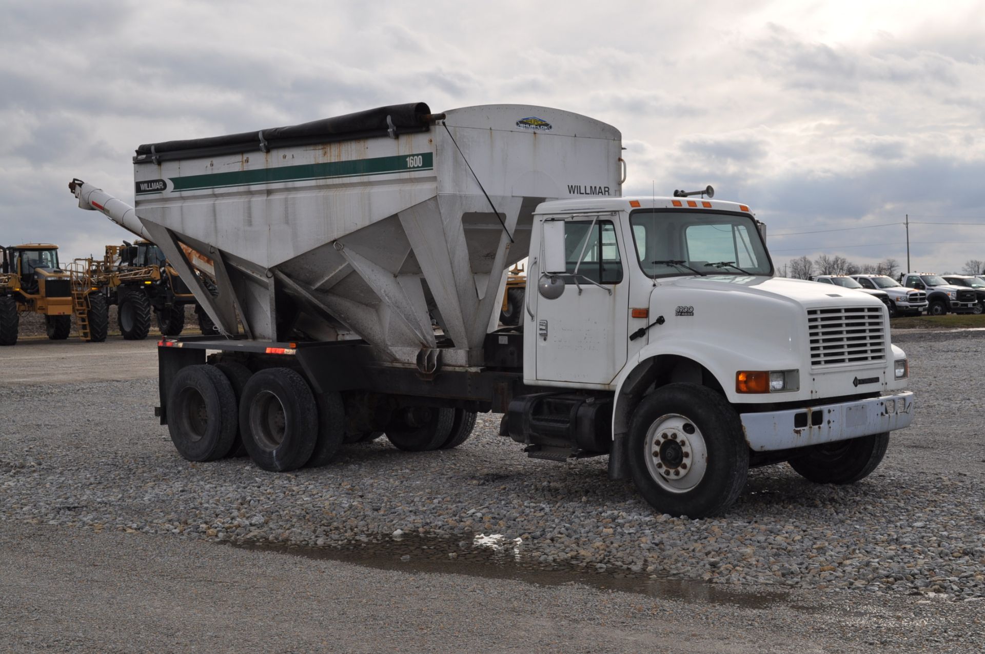 2002 International 4900 w/ Willmar 16-ton bed, rear auger, DT466E engine needs work, 7-speed, PTO - Image 8 of 21