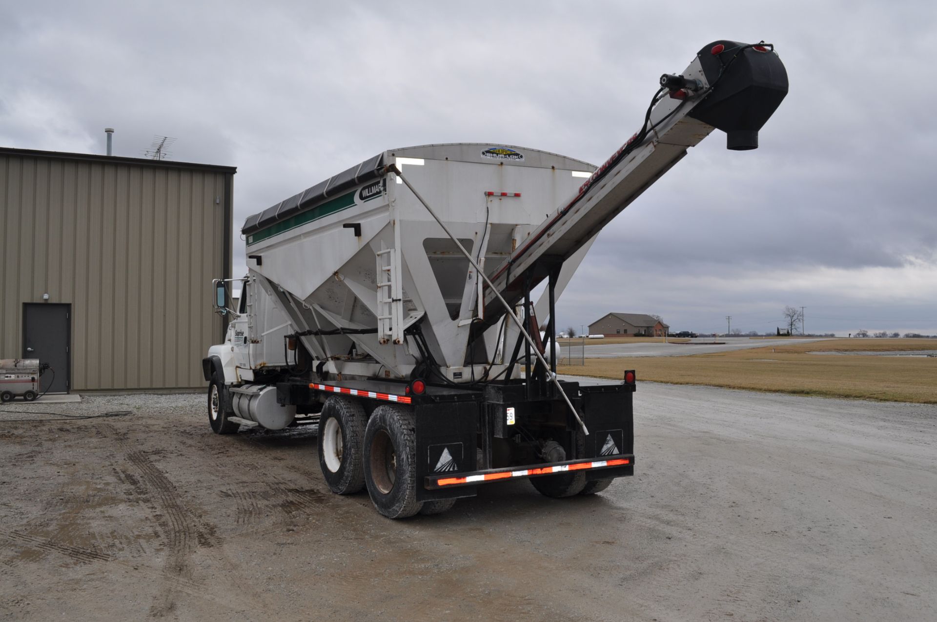 1992 Ford L9000 w/ Willmar 16-ton bed, KSI SS cleated belt conveyor, L10 Cummins, 13-speed - Image 4 of 21