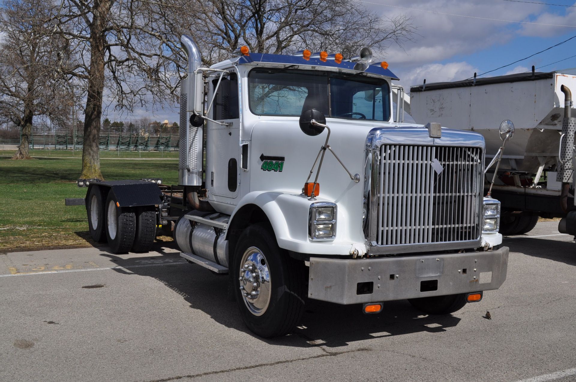 1988 International 9300, cab & chassis, 48,000 GVW, NTC-350 Cummins, 9-speed Eaton, twin screw, air - Image 5 of 7