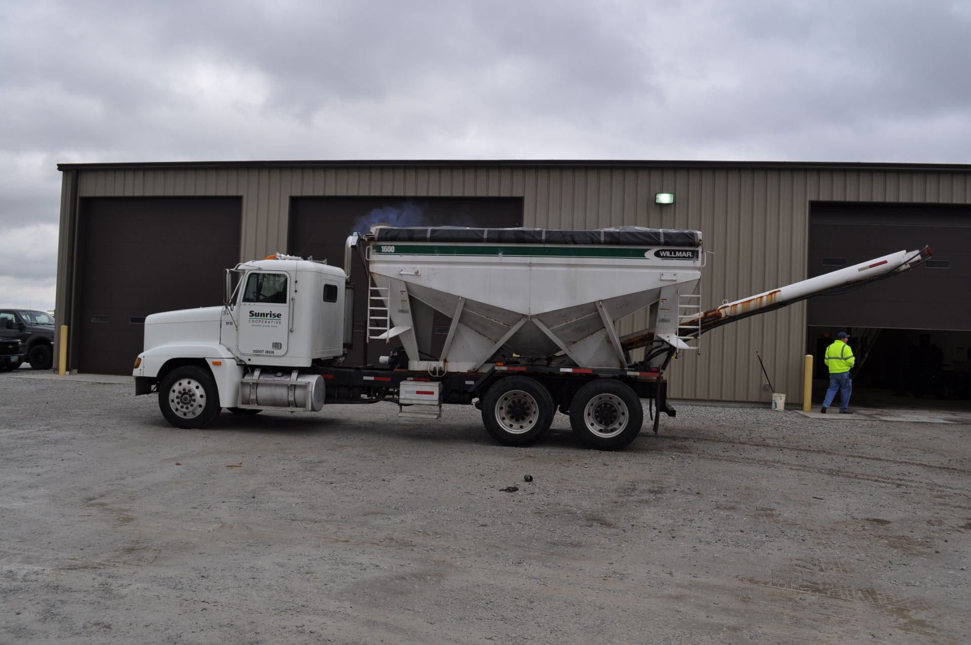 1991 Freightliner w/ Willmar 16-ton bed, 855 Cummins 9-speed Eaton, twin screw, air ride, 1,184, - Image 3 of 22