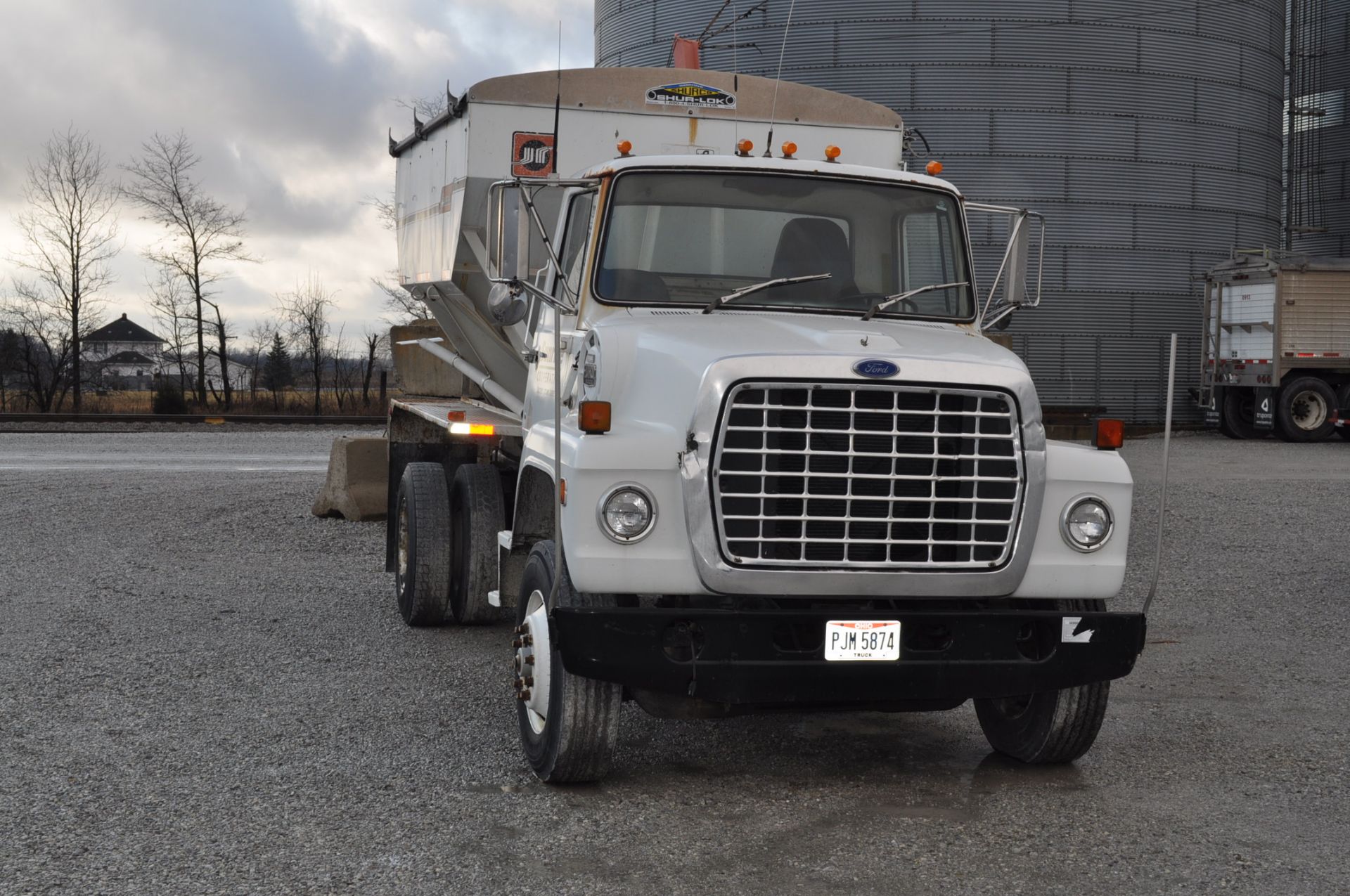 1985 Ford 8000 w/ Willmar 10-ton bed & auger, Cat 3208, 5+2 speed, spring-ride, air-brakes - Image 5 of 10