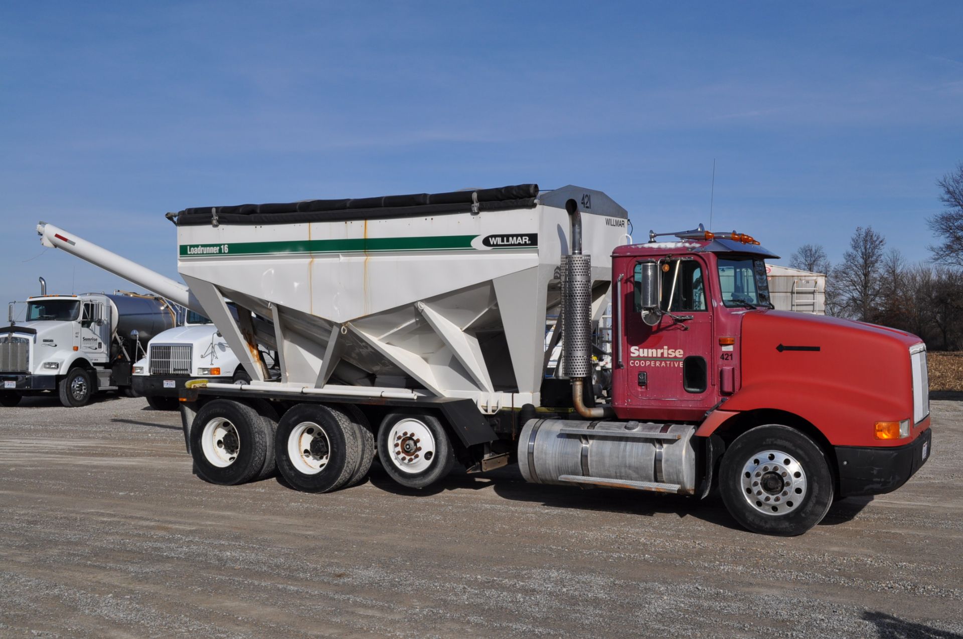 1996 International 9200 w/ Willmar Load Runner 16-ton, 2-compartment fertilizer bed & auger, 52, - Image 2 of 15