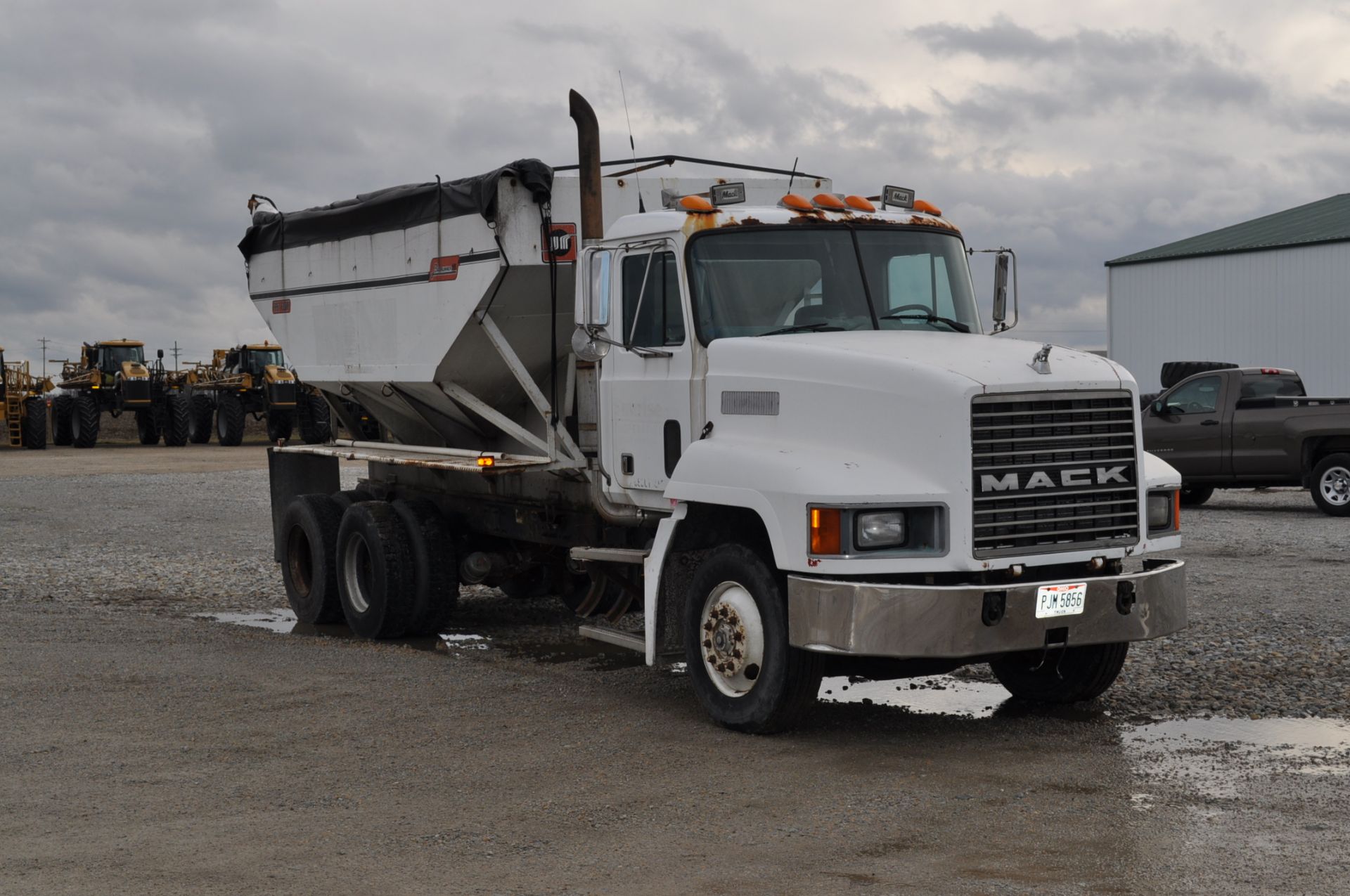 1992 Mack CH612 w/ Willmar 16-ton bed, rear auger, Mack engine, 9-speed, twin screw, spring-ride, - Image 7 of 24