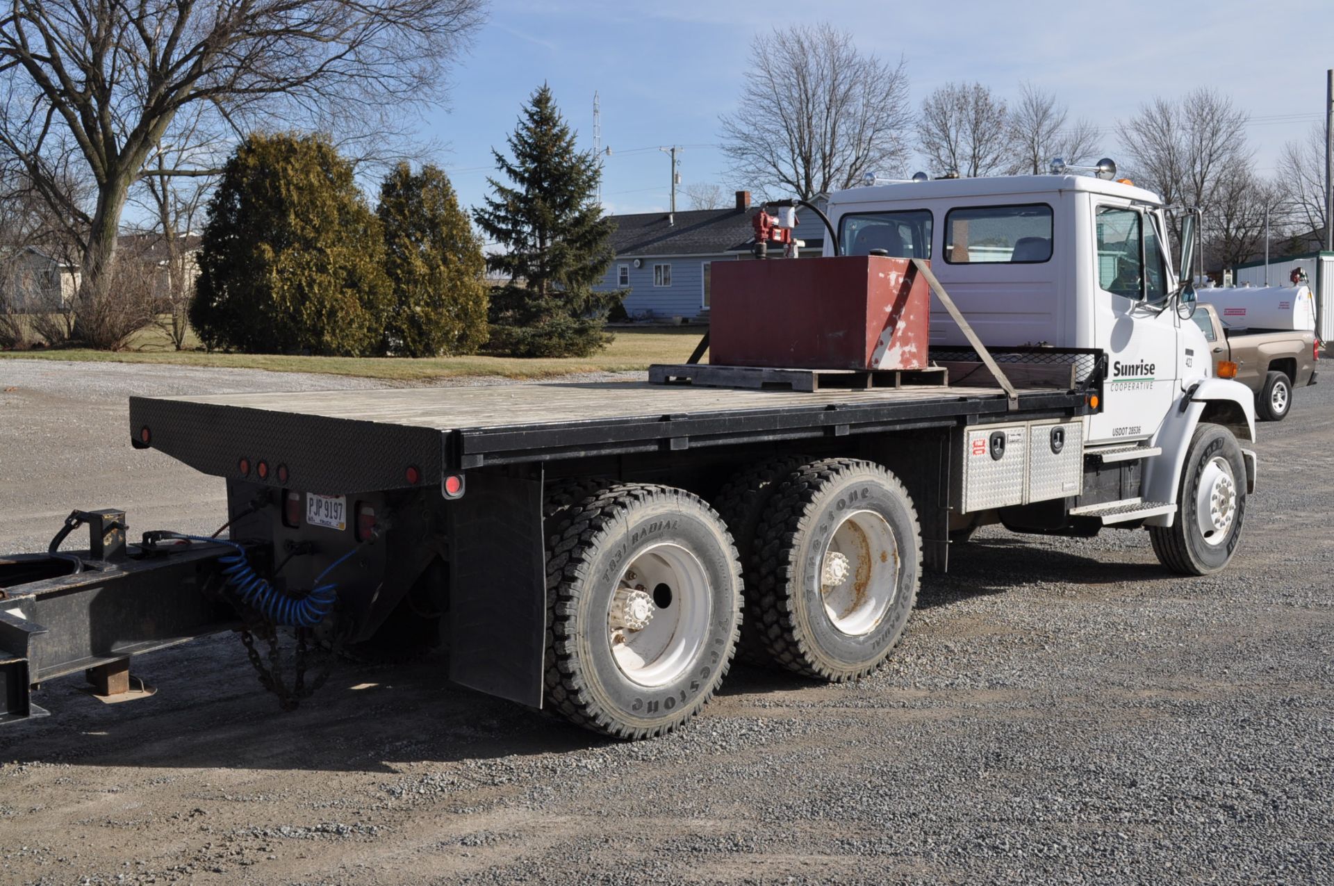 1996 Freightliner FL-80 w/15’ flat bed, 46,000 GVW, 5.9 Cummins, 9-speed, spring-ride, air-ride - Image 6 of 10