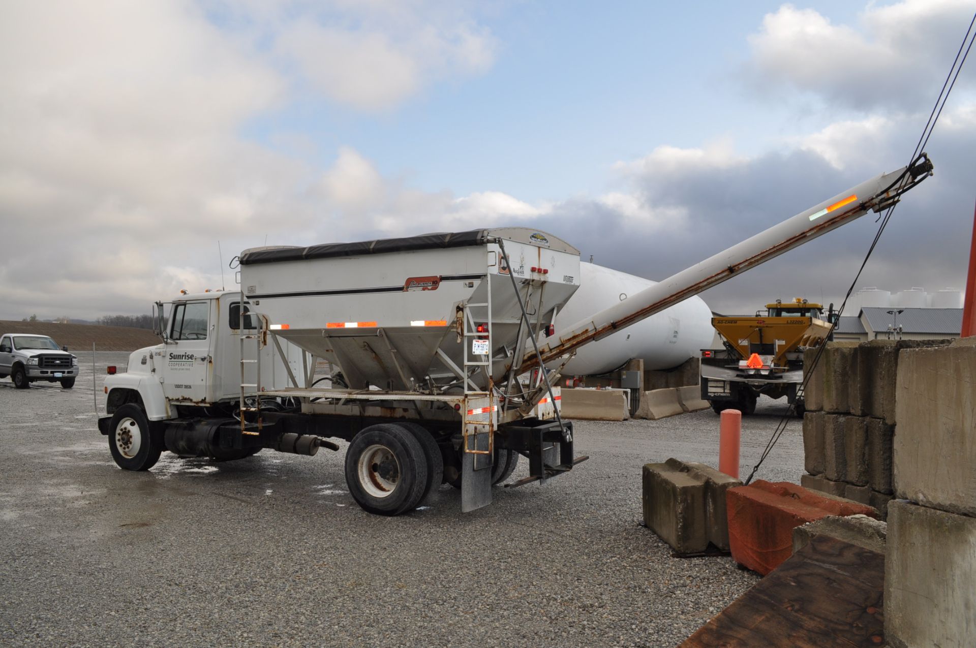 1985 Ford 8000 w/ Willmar 10-ton bed & auger, Cat 3208, 5+2 speed, spring-ride, air-brakes - Image 2 of 10