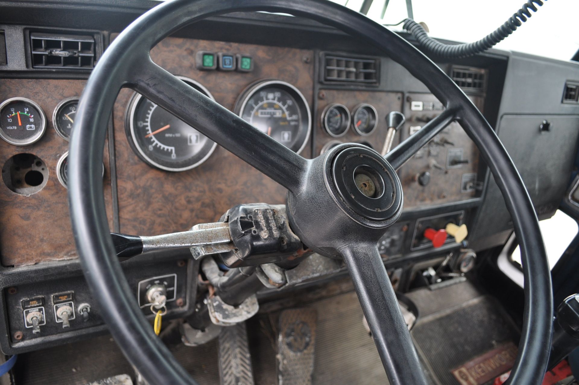 1992 Kenworth T800 semi, N14 Cummins, 9-speed Eaton, tandem axle, twin screw, day cab, 8 bag air - Image 19 of 20