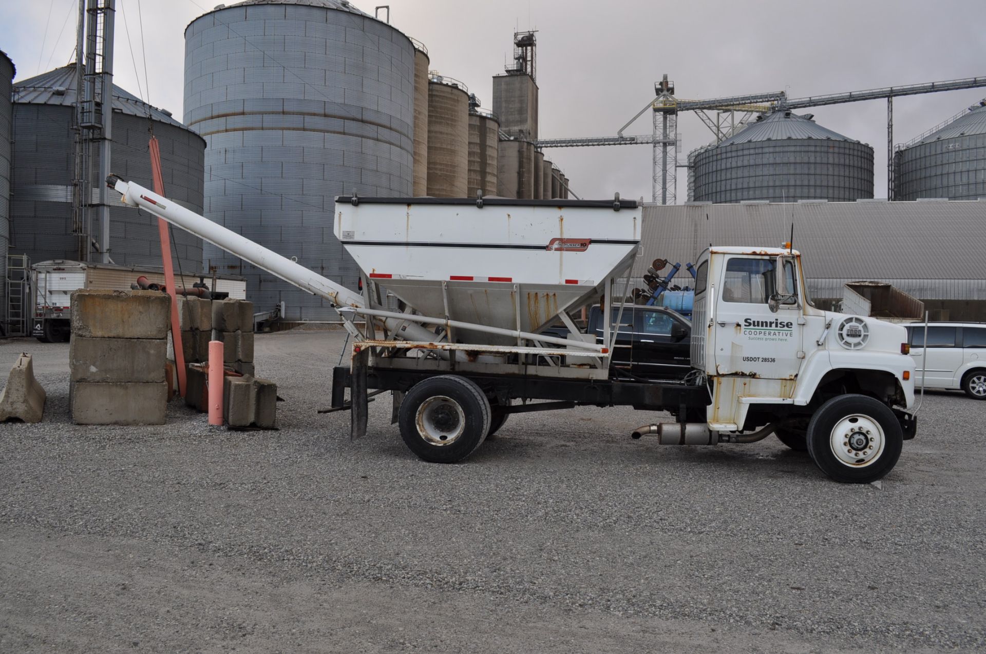 1985 Ford 8000 w/ Willmar 10-ton bed & auger, Cat 3208, 5+2 speed, spring-ride, air-brakes - Image 4 of 10