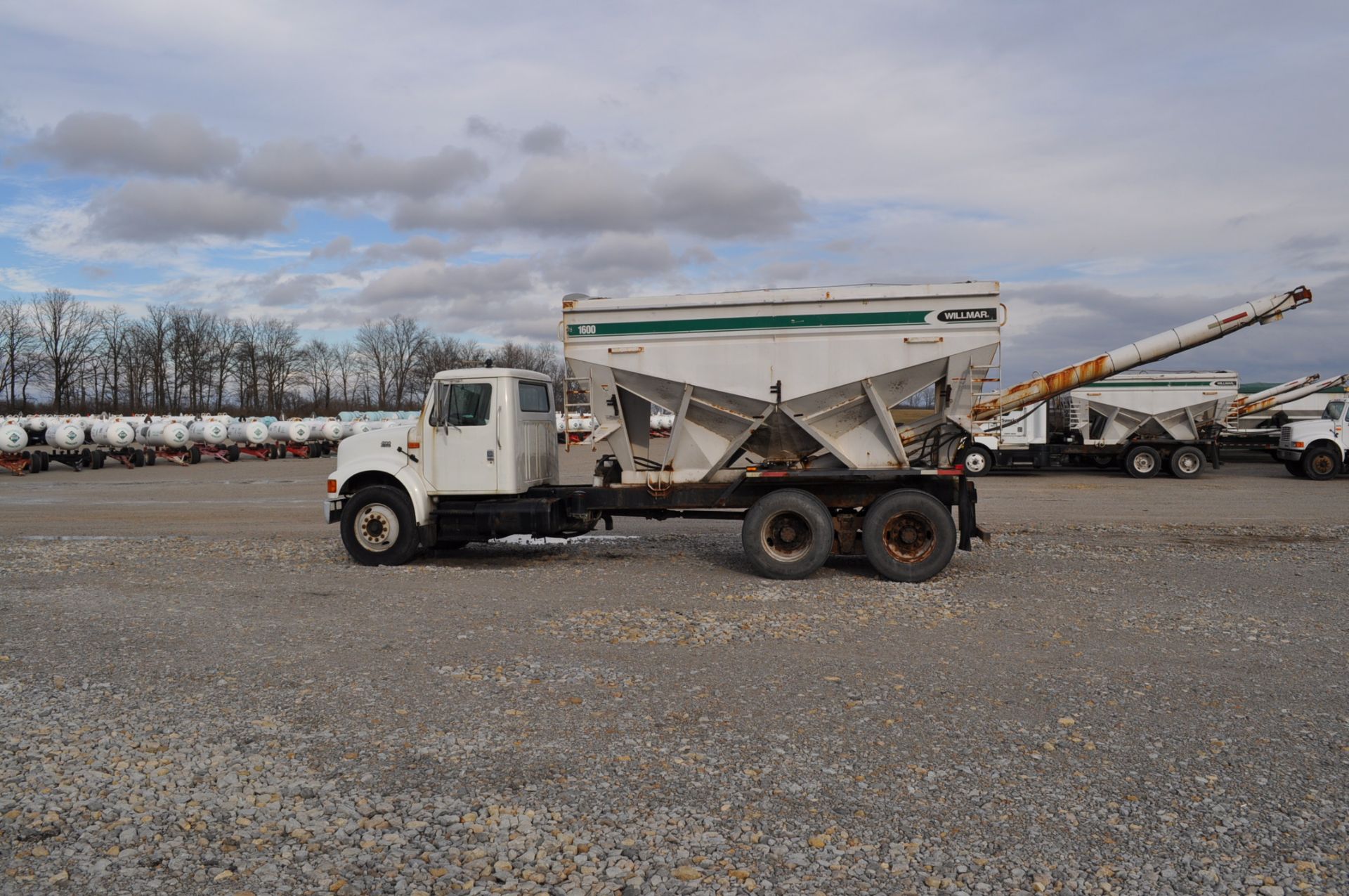 2002 International 4900 w/ Willmar 16-ton bed, rear auger, DT466E engine needs work, 7-speed, PTO - Image 3 of 21
