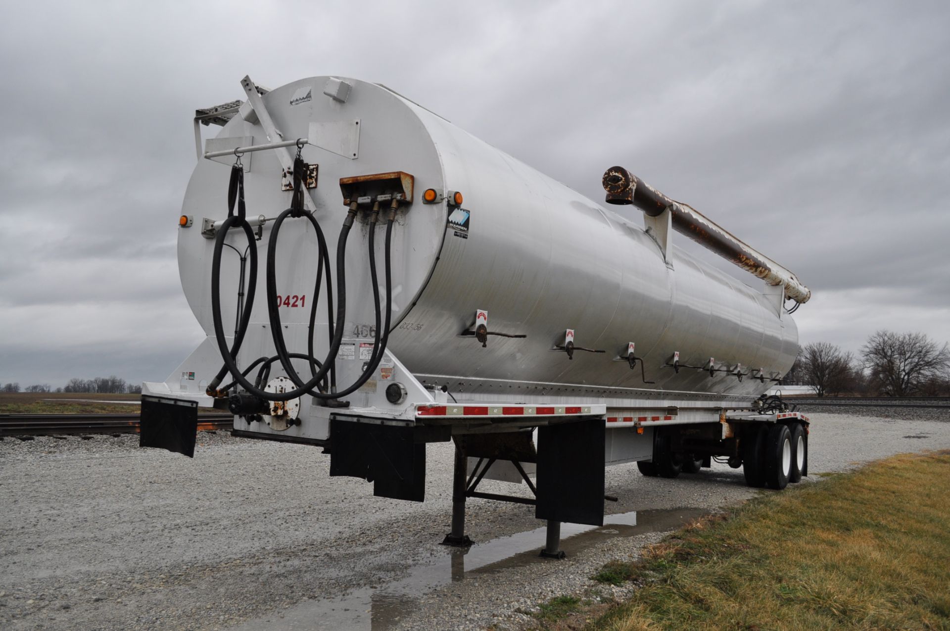 2004 40’ Warren 8-bin aluminum bulk feed trailer, 31’ auger, air ride, collapsible upper hand - Image 2 of 12