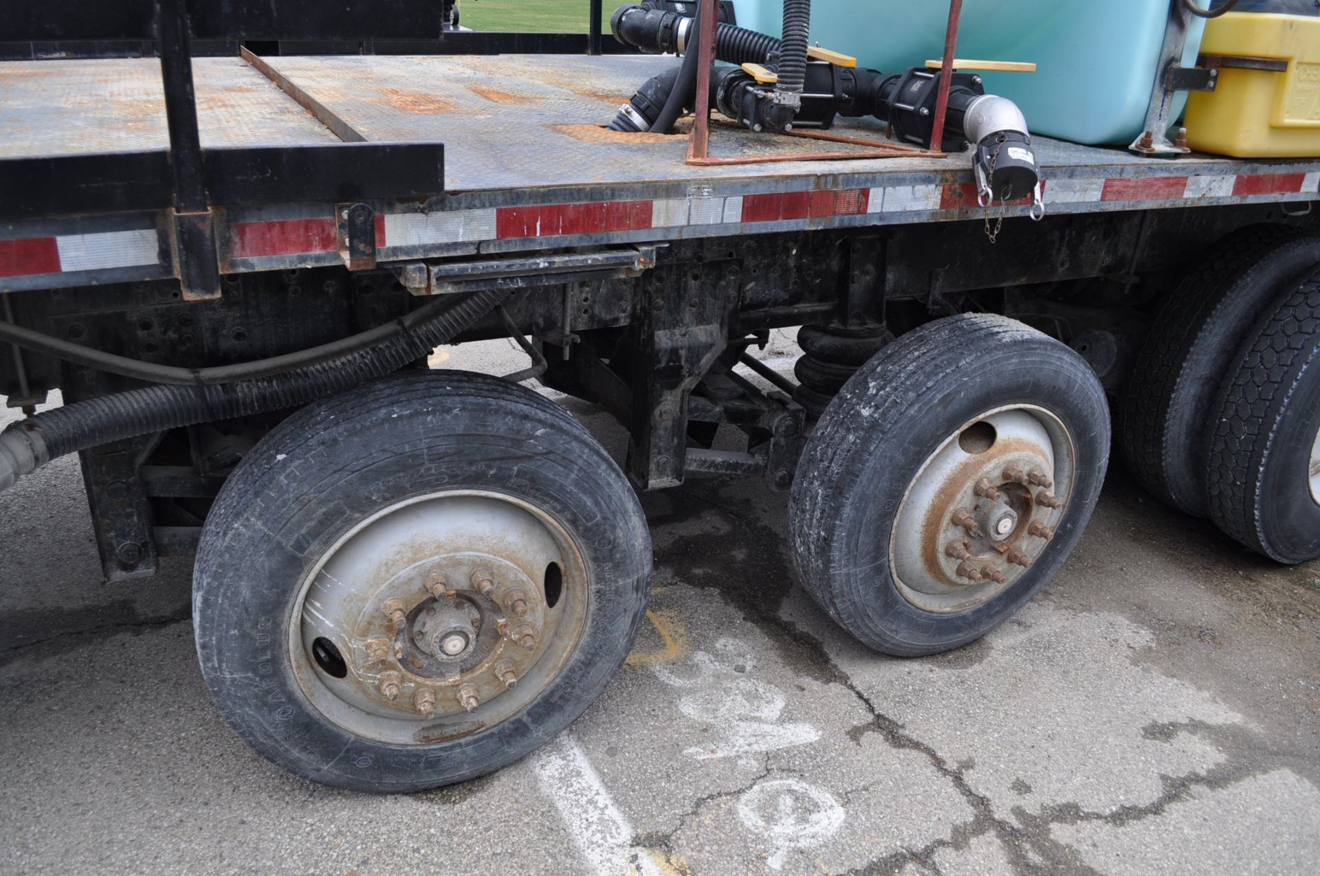 1993 Mack w/ 25’ flat-bed, 2,500 gal. poly tank, pump & motor, Mack engine, 9-speed Eaton, tag - Image 14 of 30