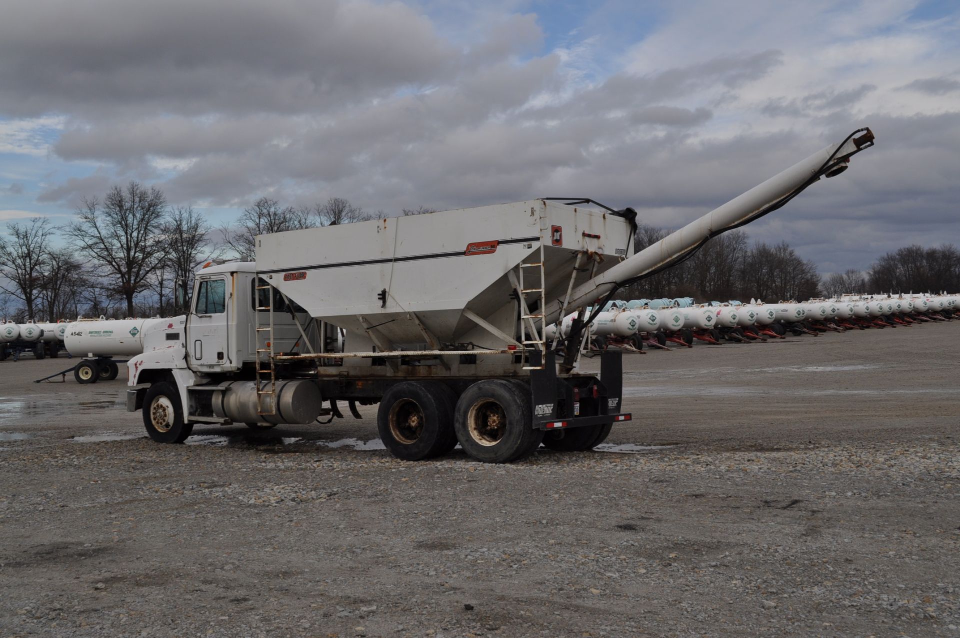 1992 Mack CH612 w/ Willmar 16-ton bed, rear auger, Mack engine, 9-speed, twin screw, spring-ride, - Image 3 of 24