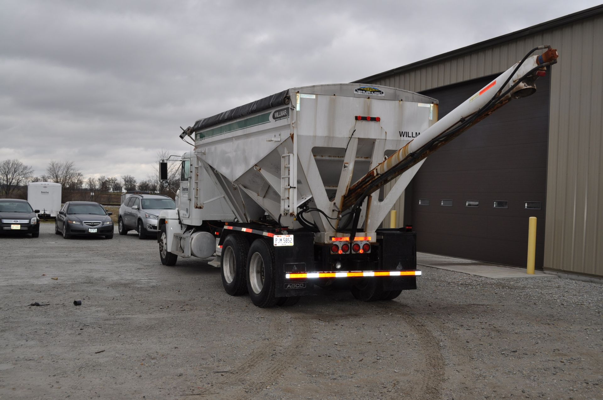 1991 Freightliner w/ Willmar 16-ton bed, 855 Cummins 9-speed Eaton, twin screw, air ride, 1,184, - Image 4 of 22