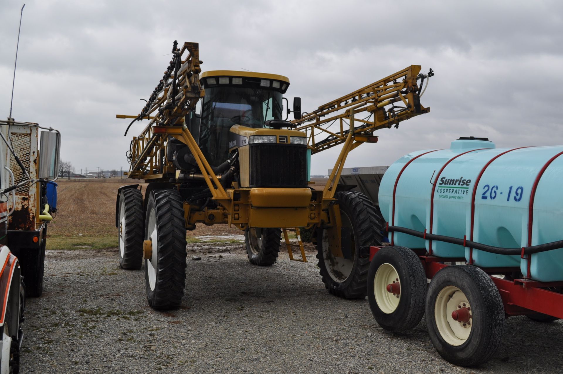 2006 RoGator 874, 850 gal. SS tank, 90’ booms, 3-way, wet boom, Raven SCS 4000 monitor, 380/90/46